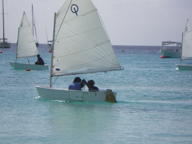  Deux enfants naviguant et s'amusant dans la mer 