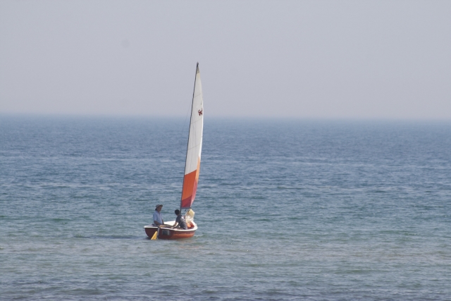  Des gens naviguant sur un bateau orange et blanc