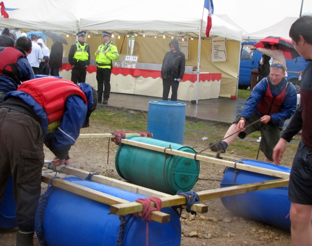 Aproveite esta experiência divertida -9999- Edifício da jangada pode ser um desafio