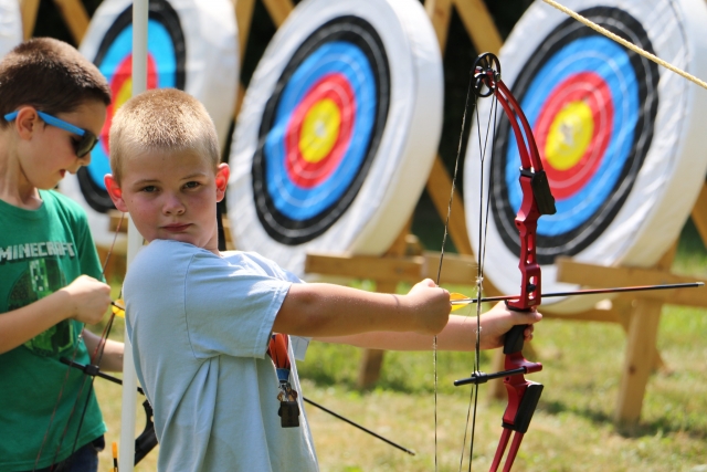 Tendo uma divertida sessão de arco e flecha