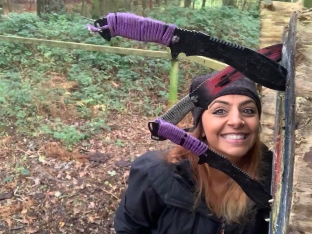 e-19761524-9-knife-throwing16503663911650366536326.jpg