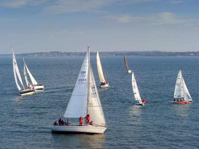  Lernen Sie mit uns, wie man eine Yacht segelt! 