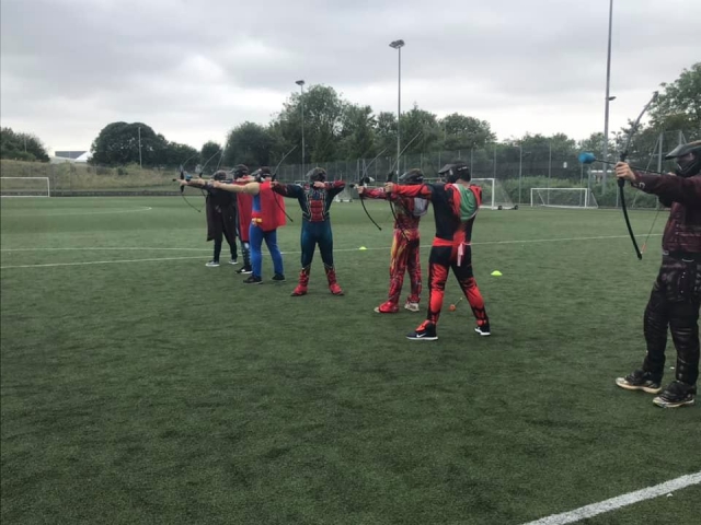  Pfeile schießen mit Kollegen 
