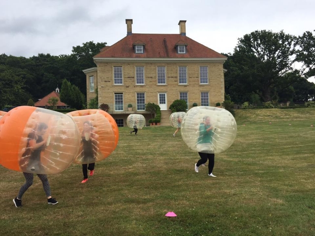O futebol de bolhas é incrível para festas de galinha!