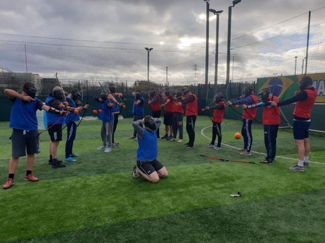  和你的朋友一起体验射箭标签！ 