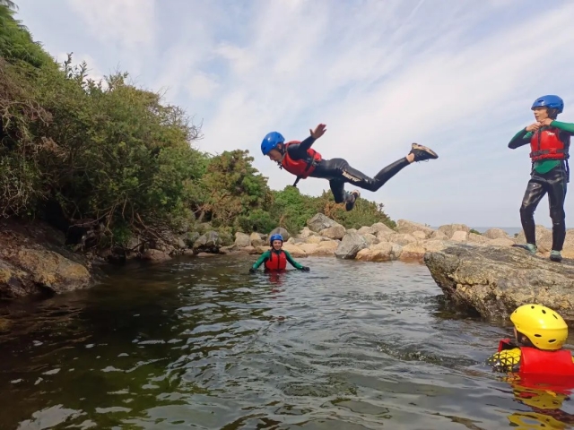  Genießen Sie Ihre Coasteering-Sessions 