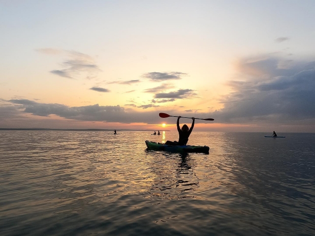  Godersi il tramonto mentre si pratica un po' di SUP 