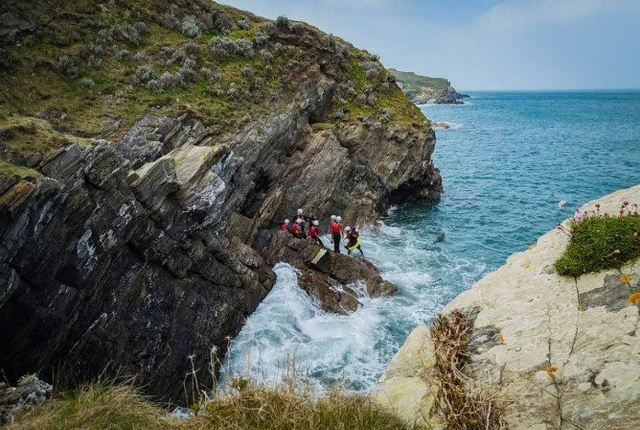  Profitez du coasteering avec des amis