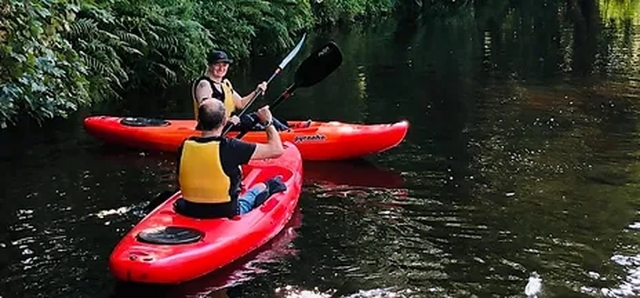  Mit Freunden den Fluss entlang paddeln 