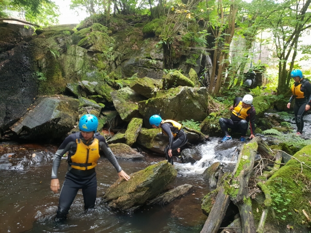  Überqueren Sie die Felsen