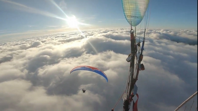  Vola in cielo con il paramotore