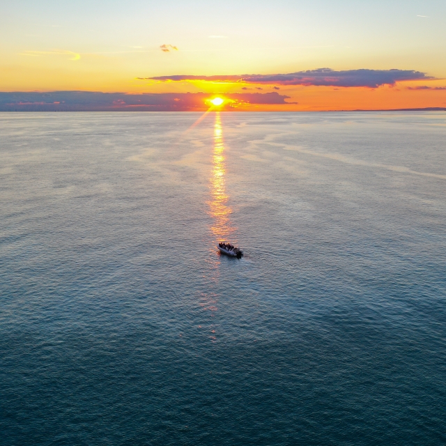  Genießen Sie die Sonnenuntergangskreuzfahrt 