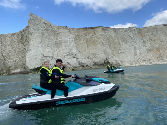  Einige der Gruppenmitglieder haben Spaß auf dem Jetski 