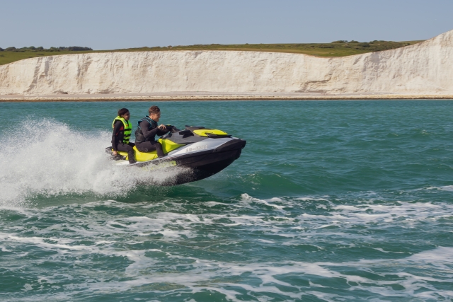  Spaß auf dem Jetski haben 