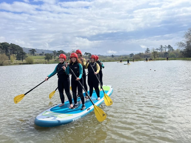  Diviértete en el agua con amigos 