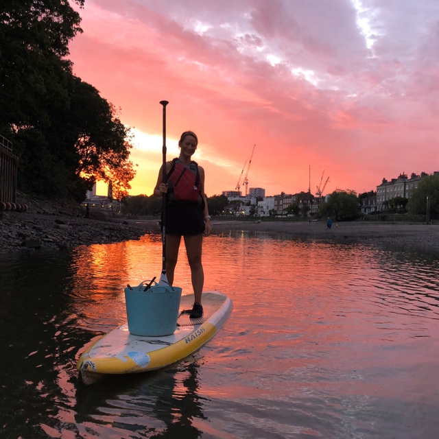  SUP bei Sonnenuntergang 