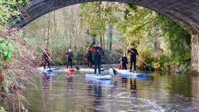  Divertente esperienza di paddle boarding con gli amici 