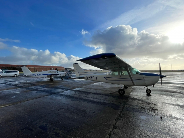  Fordern Sie sich selbst heraus und fliegen Sie in einem Flugzeug 