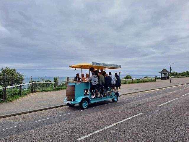  Únase a nuestras bicicletas de cerveza y disfrute de un día divertido