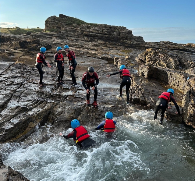 Genießen Sie eine Outdoor-Aktivität mit Ihren Freunden