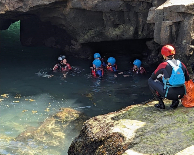 Jede Höhle erkunden