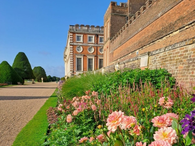  Hampton Court Palace 