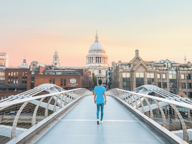  Von der Millennium Bridge aus gesehen 