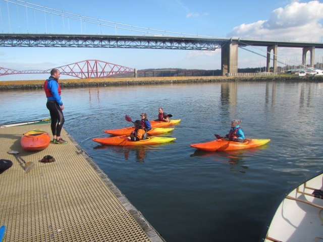  L'instructeur supervisera vos mouvements et vous apprendra à manier le kayak 