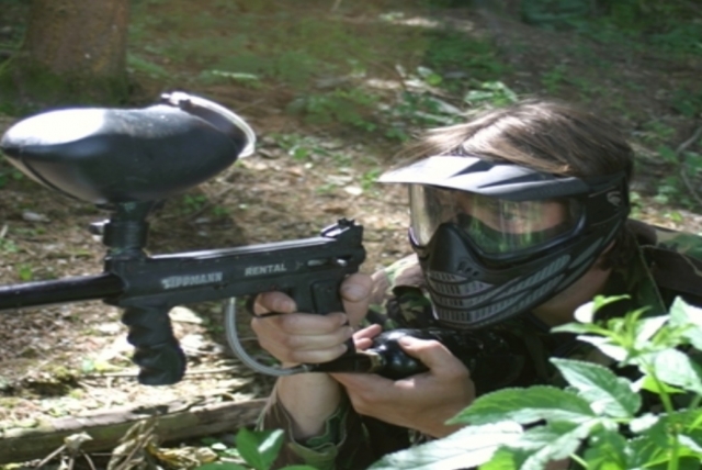 Konzentration beim Schießen von Paintballs 