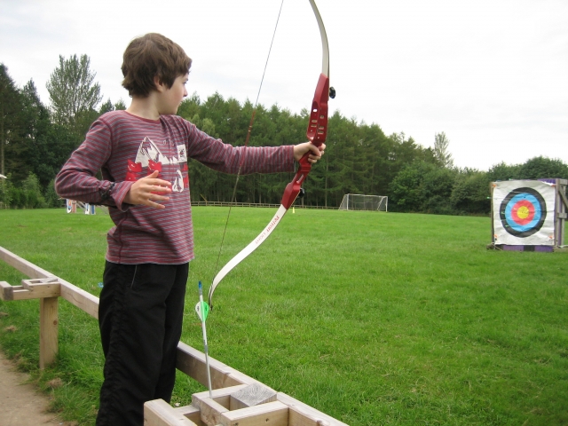  Il piccolo Robin Hood scocca una freccia 