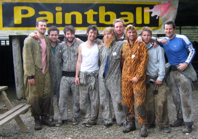 Bringen Sie und Ihre Freunde zusammen, um verschiedene Anlässe bei Survival Paintball zu feiern