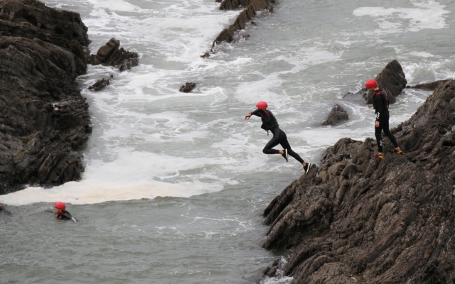  Hang Tough Coasteering con Blue Dot Adventure 