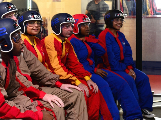  Warten, bis sie an der Reihe sind, Indoor-Fallschirmspringen zu machen.jpg 