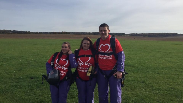 Wohltätigkeits-Fallschirmsprung für die British Heart Foundation.jpg 