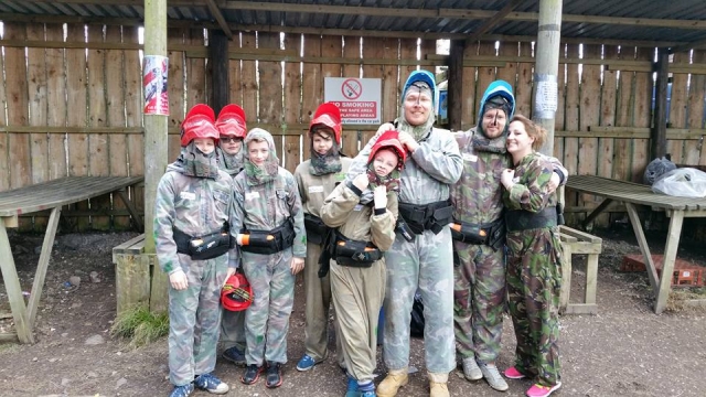  Il gruppo è pronto per giocare a paintball 