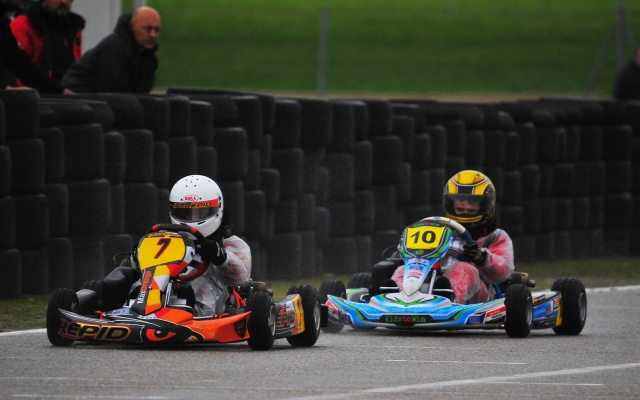  Garçon et fille d'un grand groupe de karting 