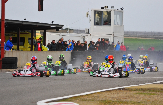  Grand groupe de personnes aimant leur course de Grand Prix de Karting