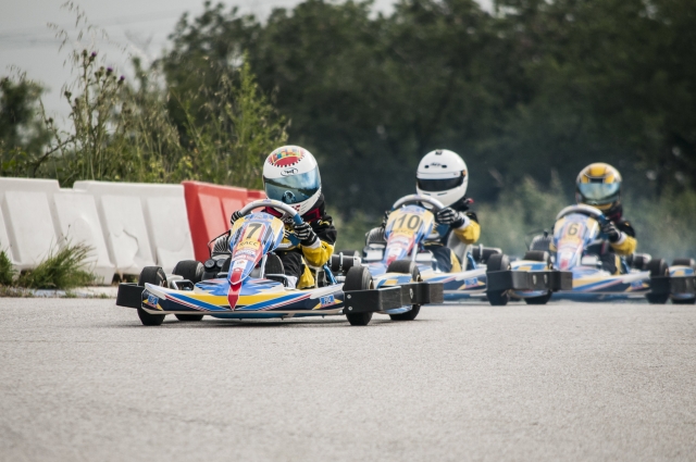 Personnes en compétition lors de la course de karting Grand Prix Elite 