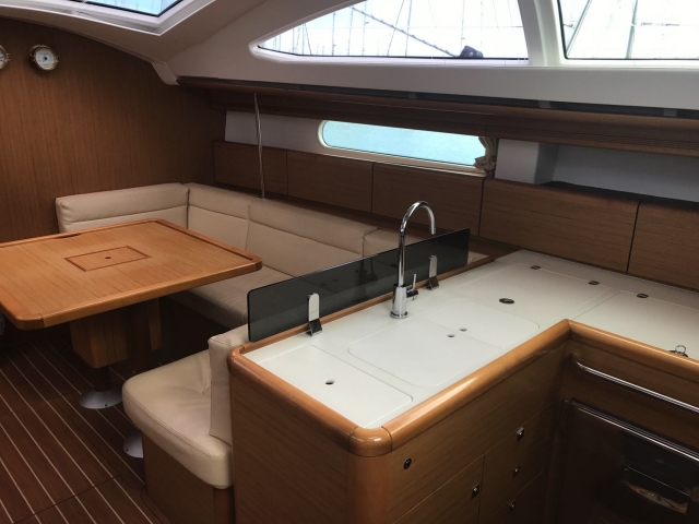  Jeanneau Sun Odyssey 45 cucina e zona pranzo. 