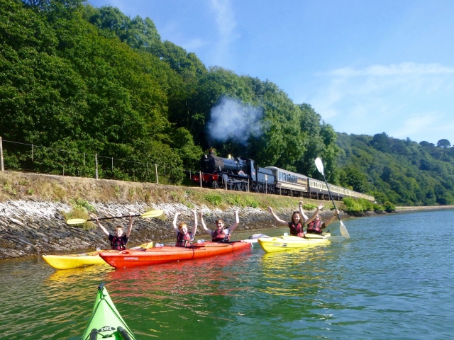 Kayak accanto ai treni 