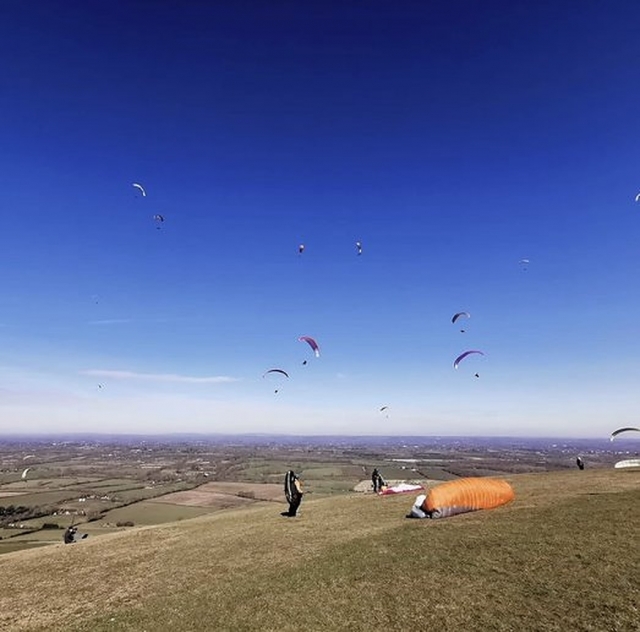  Blauer Himmel mit glücklichen Gleitschirmfliegern 