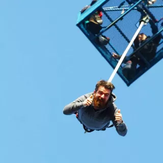 Saut à l'élastique de 160 pieds au parc aquatique Cliff Lakes