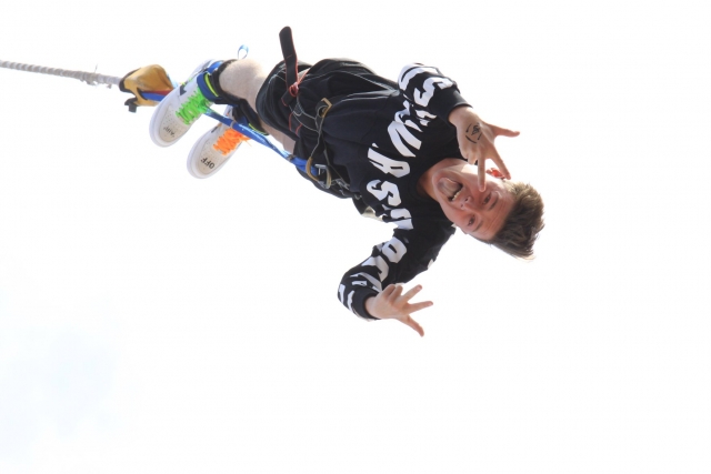  Bungee jumping 