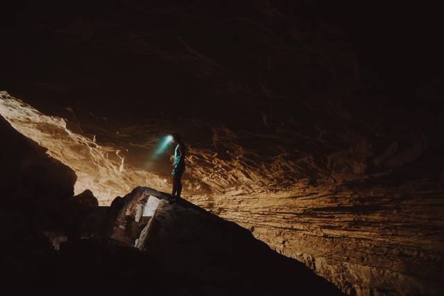  Lampe de poche à l'intérieur de la grotte