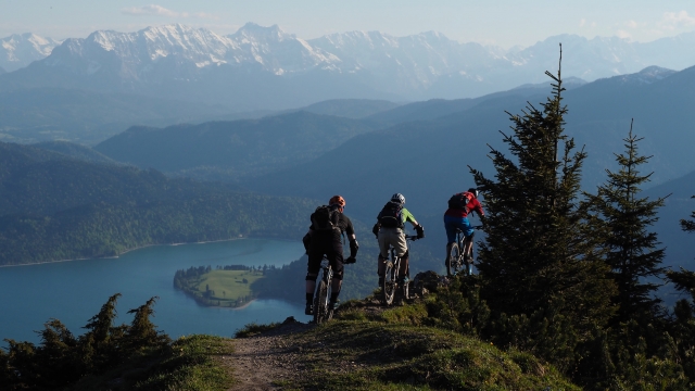  Groupes à vélo à travers la montagne 