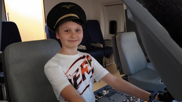  Enfant assis dans un avion 