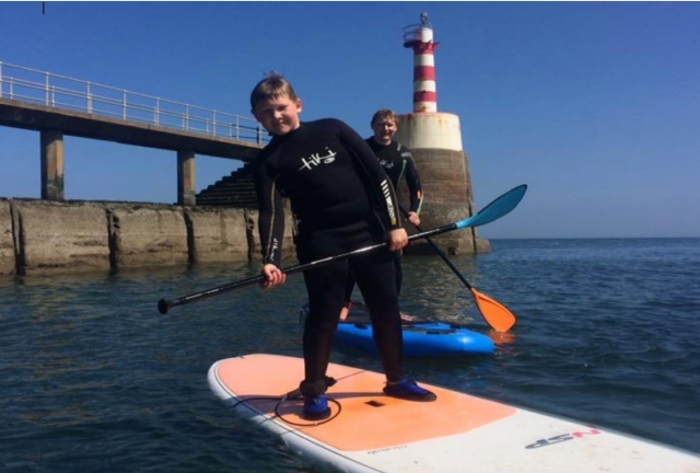 Postura de la tabla de paddle surf 