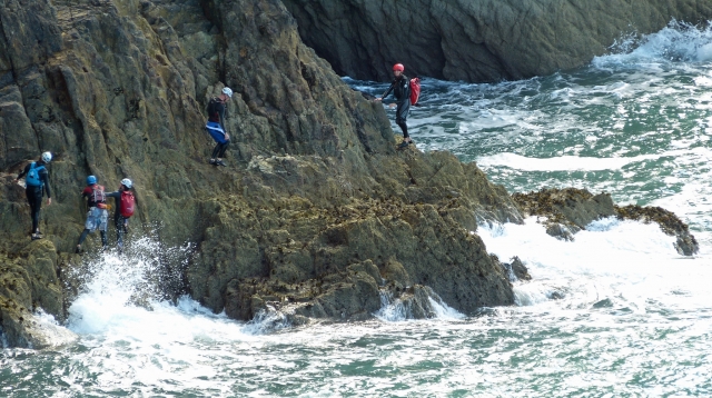  Coasteering mit Freunden 