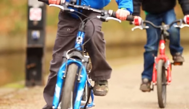 Kinder fahren Fahrrad 