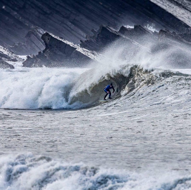  Surfer sur les vagues en Cornouailles 